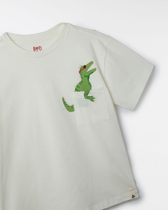 517863_0024_2-CAMISETA-SILK-DINO-NO-BOLSO