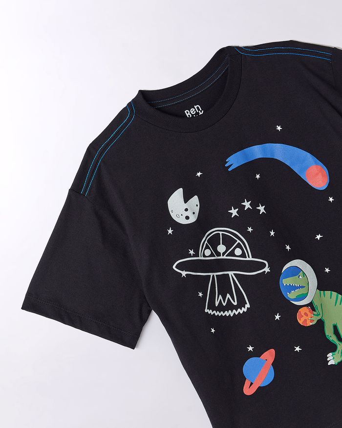 517876_0013_2-CAMISETA-SILK-ESPACIAL-BRILHA-NO-ESCURO